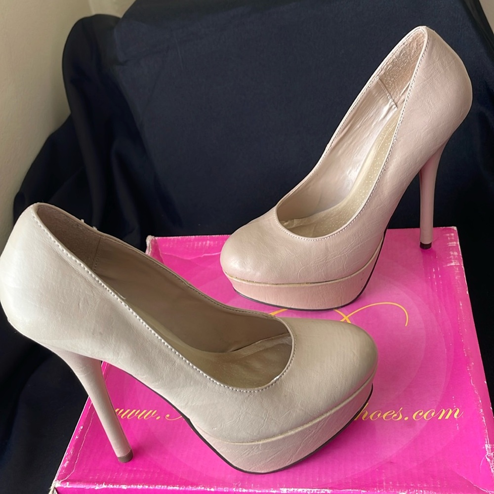 Delicious Jones-S Closed Toe Pump, size 6